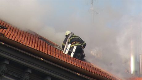 U poáru domu ve Smrkovicích zasahoval profesionální i dobrovolní hasii. ilustraní snímek