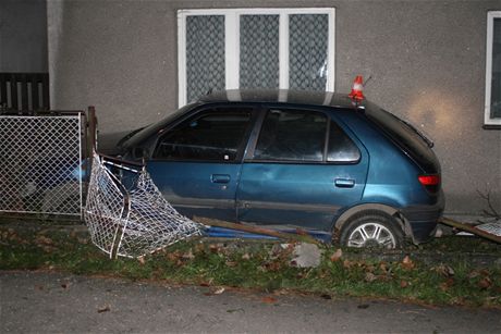 Peugeot s opilým mladíkem bez idiáku za volantem skonil v zahrádce u jednoho