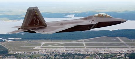 Sthaka F-22 Raptor nad leteckou zkladnou Tyndall na Florid 