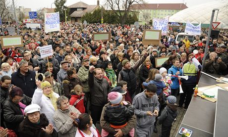 Demonstrace proti zamýlenému uzavení roudnické nemocnice