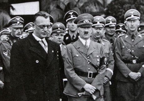Fotka z obsazení Rakouska, na ní jsou nacistické piky. Arthur Seyss-Inquart...