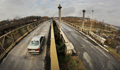 Provizorní vojenský most na Jatení tíd nahradí nový. Jeho stavba odstartovala 12. listopadu. Zcela vlevo je vidt elezniní most, vpravo pak starý a nkolik let uzavený Masarykv most.