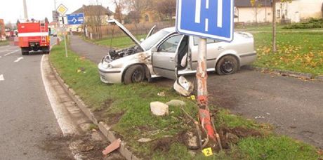 Mladík s 3,25 promile alkoholu v krvi v Lankroun "sklízel ovoce" z lampy.