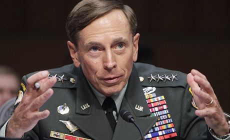 Generál David Petraeus pi slyení v senátním výboru, který rozhodoval o jeho