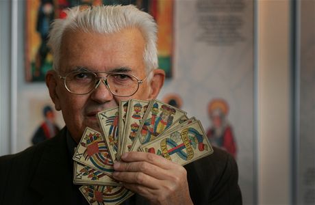 Sbratel a badatel Jaroslav Ochec ukazuje hrací karty z 19. století. Zárove v