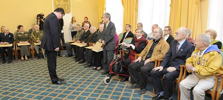 Alexandr Vondra vyznamenal dvacet hrdin tetího odboje. esti z nich bylo ocenní udleno in memoriam a pevzaly jej za n jejich rodiny.