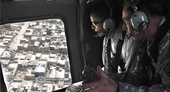 Barack Obama a nkdejí éf spojeneckých vojsk v Iráku David Petraeus nad