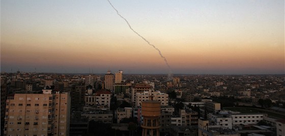 Stopa po raket odpálené z Gaza City smrem k území Izraele (16. listopadu 2012)
