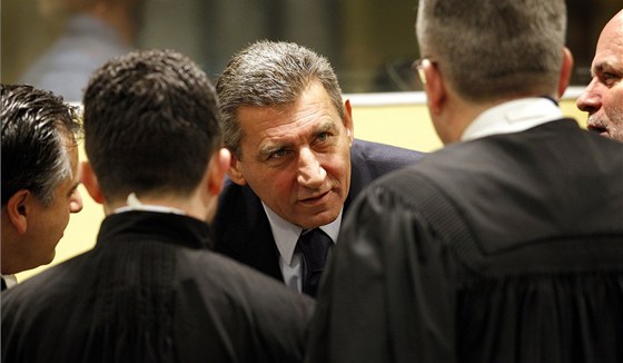 Nkdejí chorvatský generál Ante Gotovina bhem odvolacího soudu v Haagu (16....