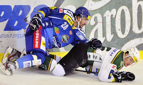 Radek Dlouhý z Komety (vlevo) a karlovarský útoník David Zucker. 