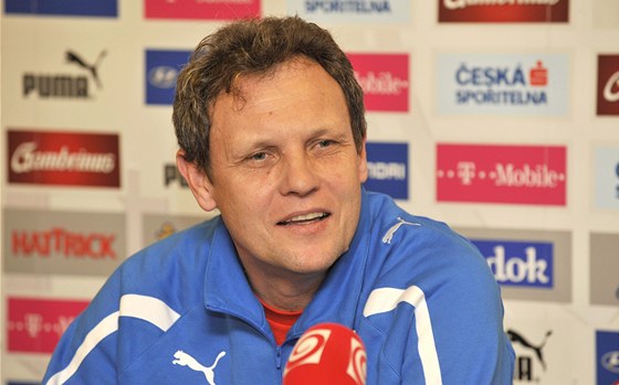 Trenér slovenské fotbalové reprezentace Stanislav Griga ped pátelským zápasem