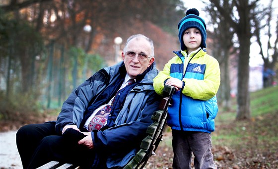 Tiasedmdesátiletý Bran Josef Sedlák s vnukem Danielem ukazuje laviky, které