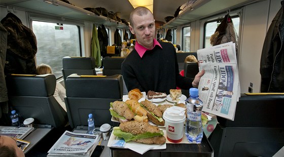 Osobní elezniní dopravu mezi Prahou a Ostravou poskytují nov ti spolenosti. Vypravují linky Pendolino (CD), RegioJet (Student Agency) a Leo Express. | foto: Petr Topi, MAFRA