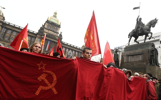 Na Václavské námstí dorazili i mladí komunisté. (17. listopadu 2012)