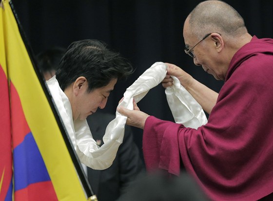 To se ín neme líbit - tibetský duchovní vdce dalajláma s pedsedou