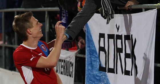 Ofenzivní záloník Boek Dokal se v národním mustvu uvedl nádherným gólem; na snímku se zdraví se svými fanouky.