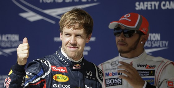 ZVLÁDL TO NA JEDNIKU. Sebastian Vettel z Red Bullu dává gestem jasn najevo,