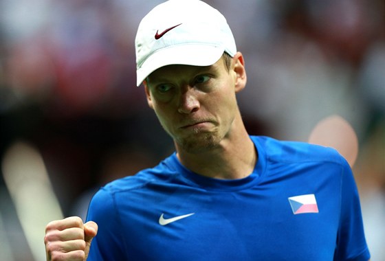 DOBE. Tomá Berdych po vítzném míi v utkání proti Davidu Ferrerovi.