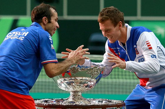 OSLAVY VÍTZSTVÍ. etí tenisté Tomá Berdych (vpravo) a Radek tpánek se...