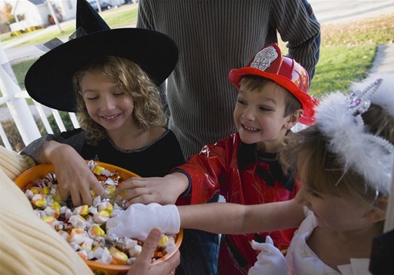 Brit dtem omylem vnoval netradiní odmnu, za koledování pi Halloweenu...