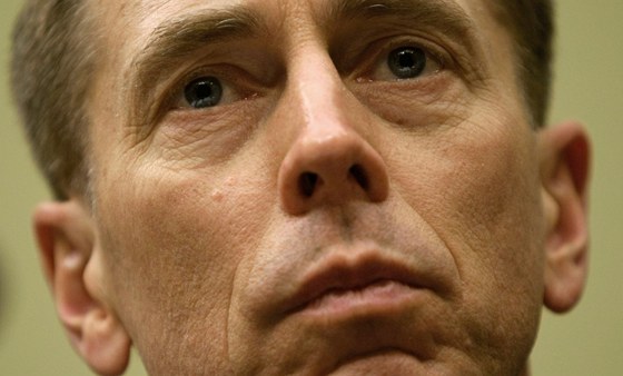 David Petraeus. Slibná kariéra se zadrhla.