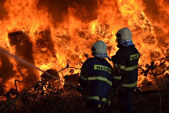 Velký poár odpadu v obci Arnoltice na Liberecku likvidovalo 12 jednotek hasi