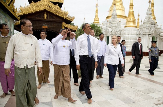 V roce 2012 do Rangúnu pijeli Barack Obama a Hillary Clintonová. Tamjí úady dávají amerického prezidenta za píklad diplomatm USA - zemi toti nazývá Myanmarem.