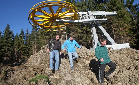 Pod horní stanicí nové lanovky akiareálu Kopivná procházejí (zleva) starosta