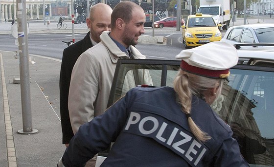 Rakouská policie zatýká Pavla Vondroue. Philipp Janýr stojí za ním.