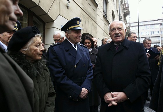 Prezident Václav Klaus s pamtníky u Hlávkovy koleje (17. listopadu 2012)