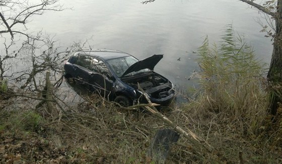 idika skonila s autem v rybníku Podrouek.