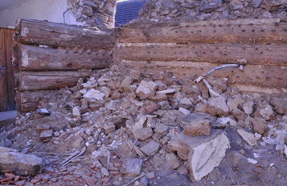 Rekonstrukce domu v Domanicích odhalila zbytky roubené svtnice.