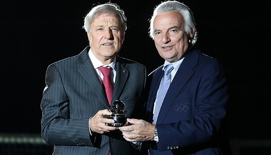 Prezident ITF Francesco Ricci Bitti (vpravo) a eská tenisová legenda Jan Kode.