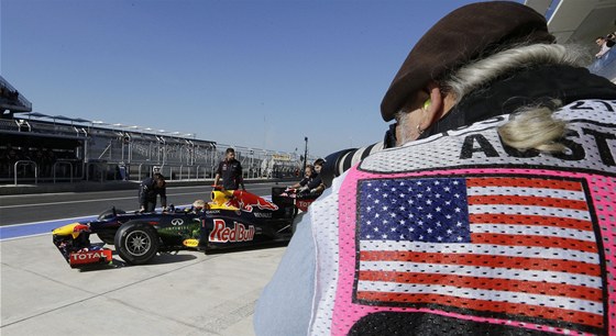 V AMERICE. Sebastian Vettel vyráí k úvodnímu tréninku Velké ceny USA formule 1.