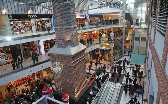 Opavské obchodní centrum Breda & Weinstein zaplnili ve tvrtek první nakupující.