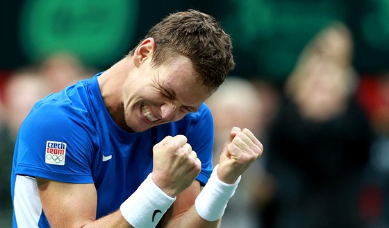 CO DÁL? Tomá Berdych se raduje z vítzství ve finále Davisova poháru. V roce 2013 touí uspt na grandslamu.