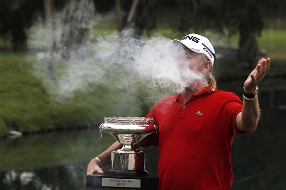 ZAHALEN DÝMEM. panlský golfista Miguel Ángel Jiménez drel trofej pro vítze