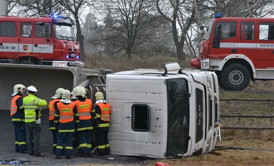 Nehoda kamionu zablokovala provoz na silnici 1/6 u Bochova