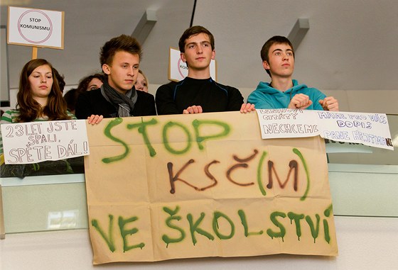 Studenti protestují proti koaliní vlád SSD a komunist bhem ustavujícího...