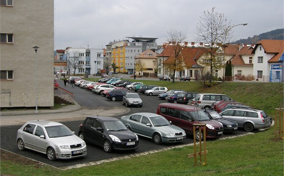 U vsetínské polikliniky mohou lidé parkovat zdarma, dobu stání ale radnice