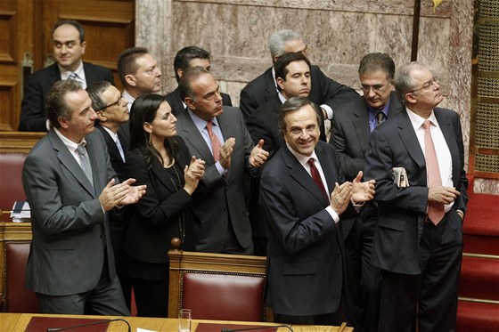 ecký premiér Antonis Samaras se usmívá a tleská pijetí rozpotu na rok 2013.