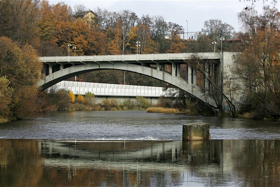 Ostrovský most v Karlových Varech, pod ním eka Ohe.