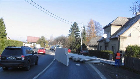 Betonové panely skonily po pádu z návsu v protismru na silnici a jeden...