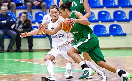 Brittney Thomasová v zeleném dresu védského celku Telge.