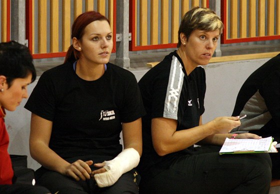Alexandra Dedková (vpravo) na lavice Frýdku-Místku
