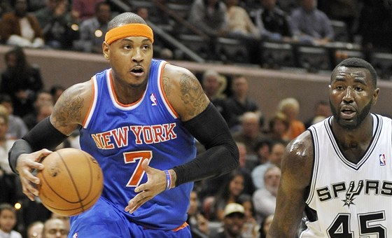 Carmelo Anthony (vlevo) z New Yorku uniká ke koi San Antonia, DeJuan Blair se