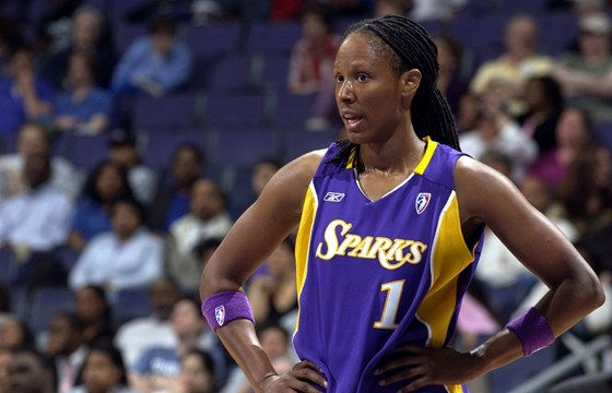 Americká basketbalistka Chamique Holdsclawová jet v dresu Los Angeles Sparks.
