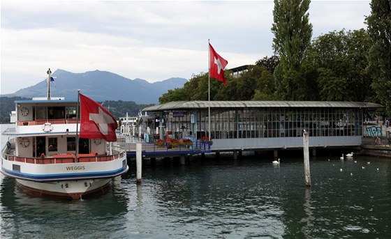 Pestoe na výcarských jezerech jezdí parníky, vtina z nich má kvalitu pitné...