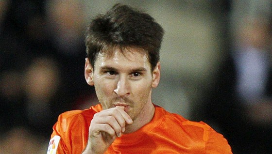 GÓL PRO SYNA. Lionel Messi slaví gól proti Mallorce s palcem v puse, vnuje ho