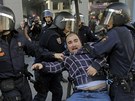 Policejn zsah proti neukznnm demonstrantm v Madridu (14. listopadu 2012)